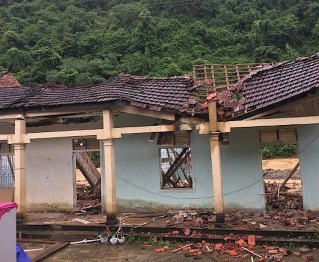 Nghệ An: Lũ cuốn trôi, đánh sập trường tiểu học - 5 Trường Tiểu học Mường Ải, huyện Kỳ Sơn bị mưa lũ cuốn trôi, đánh sập.