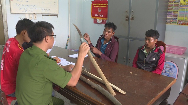 Mâu thuẫn trong đám cưới, nam thanh niên bị chém tử vong - 1 Hai đối tượng tại cơ quan công an