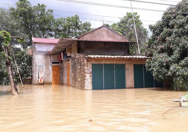 Nước dâng cao gần nóc nhà, hàng trăm gia đình nháo nhào chạy lũ - 6
Đến thời điểm này, toàn bộ người dân vùng ngập lụt đã được sơ tán đến nơi an toàn. Theo thống kê của UBND huyện Thạch Thành, tính đến thời điểm 13h chiều 22/7, mực nước sông Bưởi đã lên mức báo động 2 (gần 12m). Với tốc độ nước đang dâng nhanh như hiện nay, dự báo đến cuối giờ chiều cùng ngày, mực nước có thể lên mức báo động 3, nhiều địa phương khác của huyện Thạch Thành sẽ bị ảnh hưởng.
