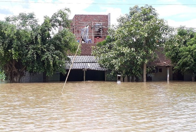 Nước dâng cao gần nóc nhà, hàng trăm gia đình nháo nhào chạy lũ - 8 Nhiều nhà dân đã bị nhấn chìm, có những nơi nước lụt ngập đến nửa nhà