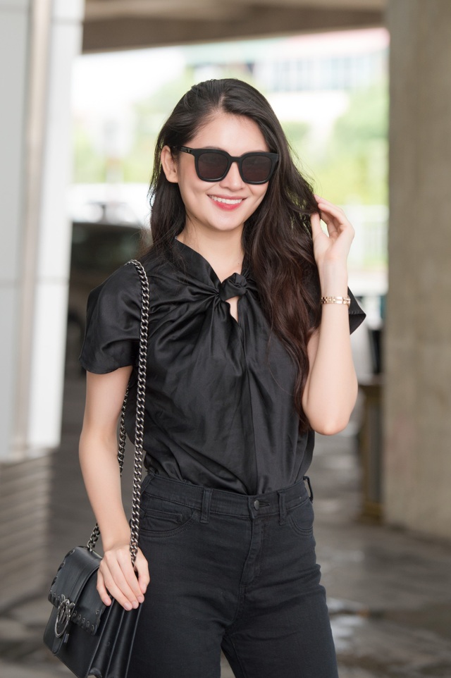 Dàn người đẹp đổ bộ Cửa Lò dự chung khảo Hoa hậu Việt Nam - 2 Thuỳ Dung vô tình đụng hàng với với Đỗ Mỹ Linh khi diện chung trang phục màu đen khá trẻ trung và sang trọng.