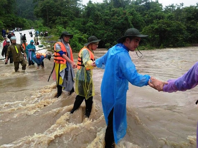 Nghệ An: Công an, đoàn viên dầm mưa dọn đường, vận chuyển tài sản giúp dân sau lũ - 5 Nhiều đoàn viên thanh niên chung tay giúp dân qua hoàn cảnh khó khăn.