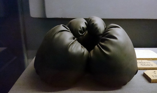 Hiện vật ám ảnh trong "địa ngục trần gian" Hỏa Lò - 10
Găng tay boxing được dùng để tra tấn tù nhân.