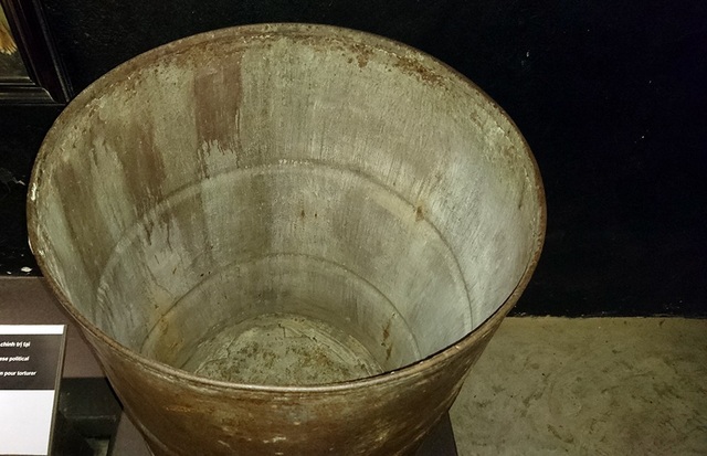 Hiện vật ám ảnh trong "địa ngục trần gian" Hỏa Lò - 4
Cai ngục thường xuyên đưa tù nhân vào chiếc thùng phuy đầy nước, một tên dùng vồ đập mạnh từ bên ngoài khiến tù nhân sặc nước và đau tai.