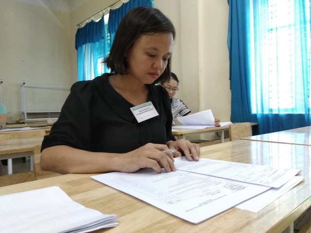 Kết thúc rà soát: Nhiều tỉnh điểm thi cao bất thường "trắng án" - 1
Giáo viên chấm thi THPT quốc gia 2018 tại Hòa Bình (Ảnh: MỸ Hà)