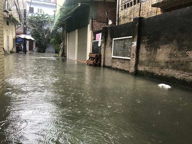 Khu dân cư giữa thủ đô cứ mưa là lụt: Nguy hiểm luôn chực chờ! - 1
Cứ mưa vào ban đêm là i như rằng lại mất ngủ vì chúng tôi phải thức để trực xem nước có bị vào nhà không để còn dậy cất đồ đạc. Có nhiều nhà đỗ ô tô trước cửa còn phải dậy tìm chỗ cất xe giữa đêm khuya, nếu không kịp cất sớm thì nước tràn vào xe hỏng hết!, một người dân sống tại dãy C1, C2 ngõ 2 phường Quang Trung, quận Hà Đông chia sẻ