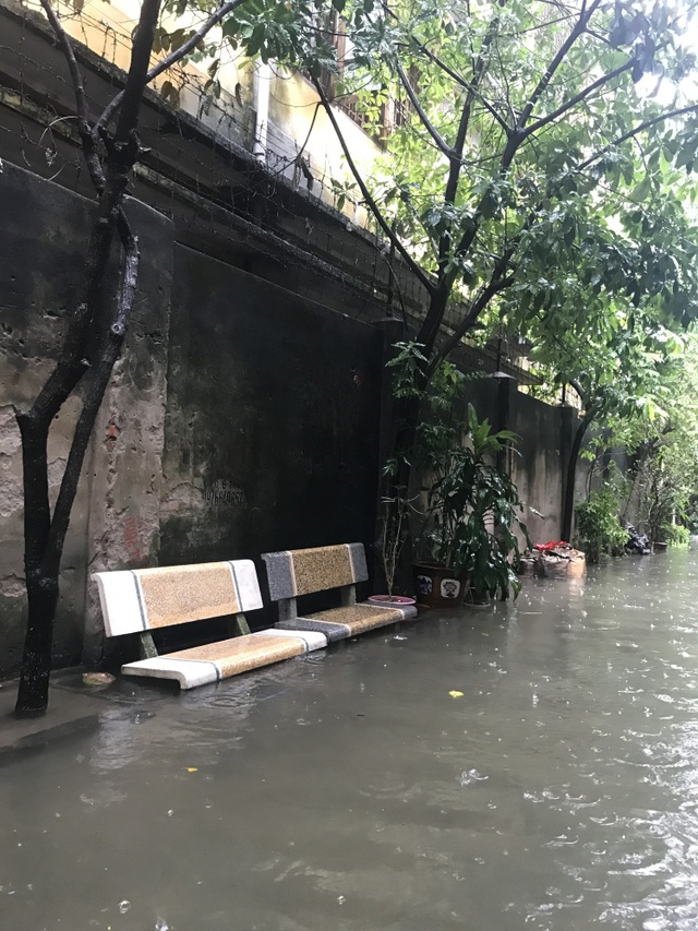 Khu dân cư giữa thủ đô cứ mưa là lụt: Nguy hiểm luôn chực chờ! - 7
Trong đơn gửi tới báo Dân trí, người dân sống tại đây cho biết: Chủ tịch UBND Phường 2 lần tranh cử vào Hội đồng nhân dân phường, cũng như nhiều lần tiếp xúc với cử tri Tổ dân phố 11 có hứa với các cử tri là sẽ giải quyết ngay tình trạng này nhưng đến nay đã gần hết 3 nhiệm kỳ, 5-6 năm trời nhưng lời hứa vẫn chưa được thực hiện.