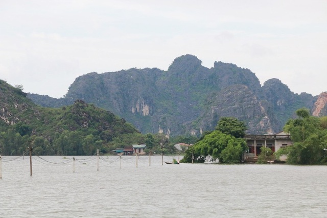Bộ trưởng Nguyễn Xuân Cường kiểm tra tình hình mưa lũ tại Ninh Bình - 3 Nước lũ dâng cao gây ngập lụt nhiều nơi ở Ninh Bình.
