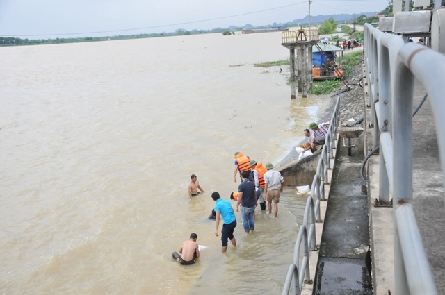 Bộ trưởng Nguyễn Xuân Cường kiểm tra tình hình mưa lũ tại Ninh Bình - 4 Bộ trưởng Nguyễn Xuân Cường kiểm tra tình hình mưa lũ tại Ninh Bình - 4