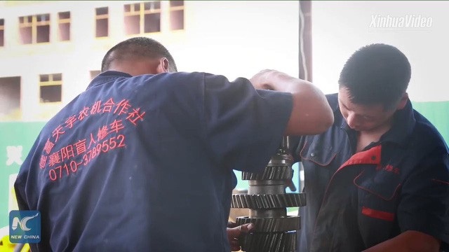 Cặp anh em khiếm thị trở thành thợ sửa chữa máy móc - 1 Hai anh em họ Zhou miệt mài với công việc dù khiếm thị.