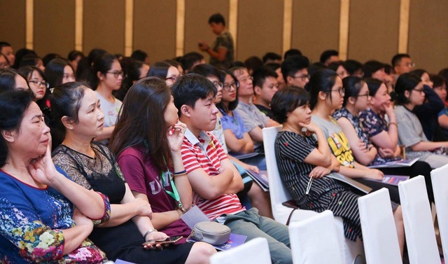 Sinh viên Việt tại ĐH danh giá Mỹ chia sẻ nội dung bài luận nộp hồ sơ du học - 2
Buổi hội thảo thu hút các bậc phụ huynh, các em học sinh đến lắng nghe.
