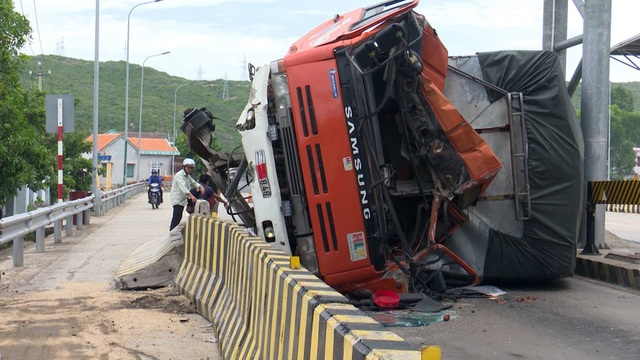 Xe tải lao vào trạm thu phí, tài xế trọng thương - 1 Hiện trường vụ tai nạn