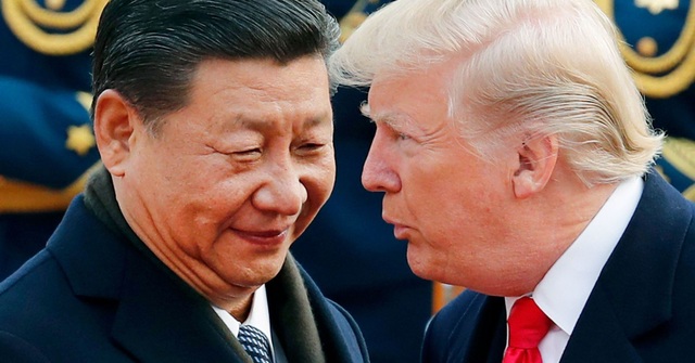 Trung Quốc tiến hành chiến tranh lạnh chống Mỹ - 1 Tổng thống Mỹ Donald Trump trò chuyện với Chủ tịch Trung Quốc Tập Cận Bình. (Nguồn: Andy Wong | AP)