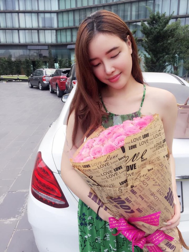 Nhan sắc nóng bỏng, cuộc sống “vạn người mơ” của em gái Mai Phương Thuý - 19
Phong cách thời trang của Ngọc Phượng khá nhẹ nhàng, thanh lịch. Nhiều người nhận xét, vẻ đẹp của Ngọc Phượng rất hợp để dự thi nhan sắc. Tuy nhiên, trái với chị gái, Ngọc Phượng lại thích một cuộc sống đơn thuần, nói không với showbiz.