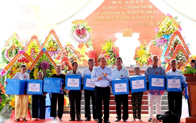 Thủ tướng xúc động thắp hương tưởng nhớ các anh hùng liệt sĩ - 2 Thủ tướng tặng quà đến các gia đình chính sách ở địa phương