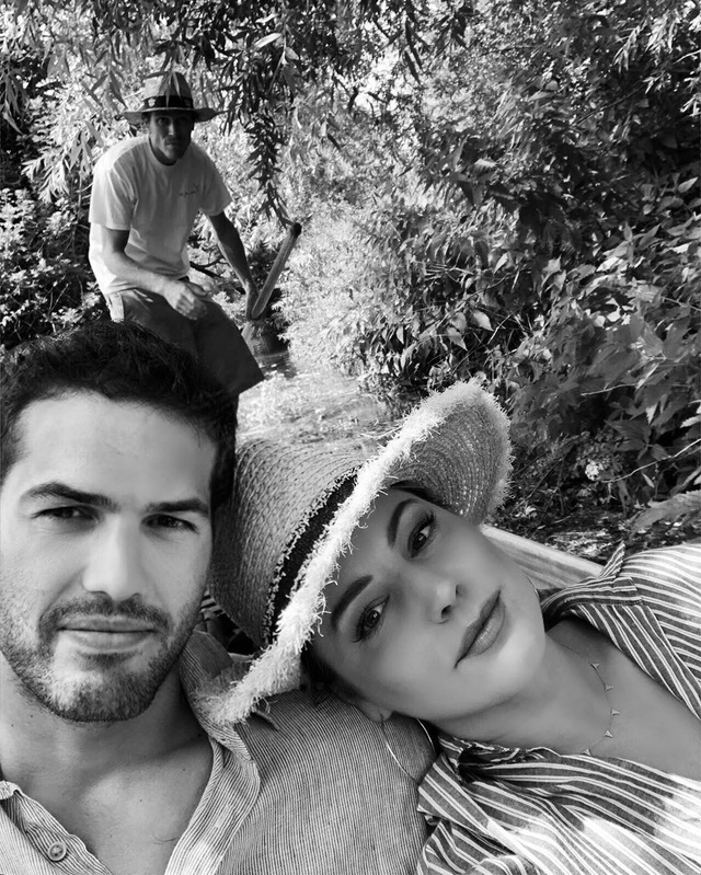 Kelly Brook chỉnh váy "thô thiển" giữa phố - 7
Siêu mẫu mới tiết lộ cô đã ngỏ lời cầu hôn bạn trai Jeremy Parisi nhưng bạn trai cô từ chối.