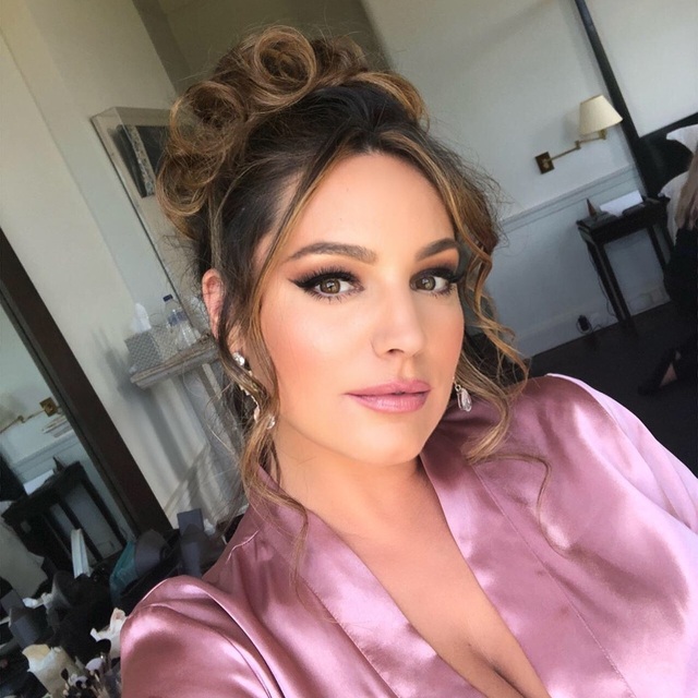Kelly Brook chỉnh váy "thô thiển" giữa phố - 5
Kelly Brook ở tuổi 39 vẫn là biểu tượng sex của xứ sương mù