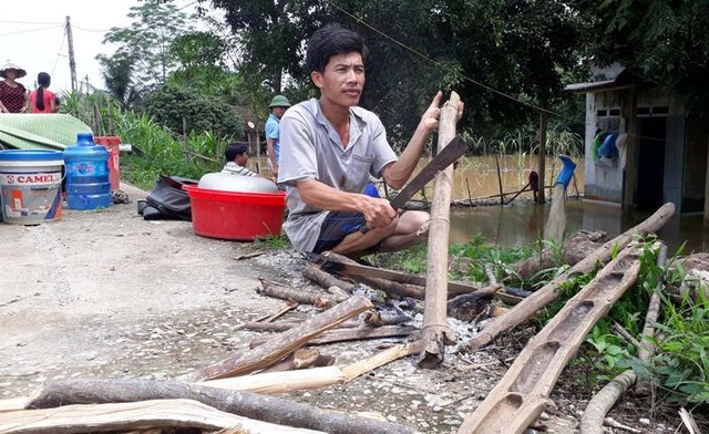 Dân "ôm" tài sản, lợn gà chạy lên đê tránh lũ - 9
Mặc dù nước lũ đã rút, nhưng người dân vẫn chưa thể trở về nhà.