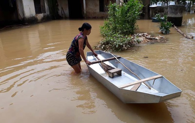 Dân "ôm" tài sản, lợn gà chạy lên đê tránh lũ - 2 Đã nhiều ngày nay, kể từ khi nước sông dâng cao, ngập lụt khắp nơi khiến việc di chuyển của người dân vùng lũ gặp nhiều khó khăn.