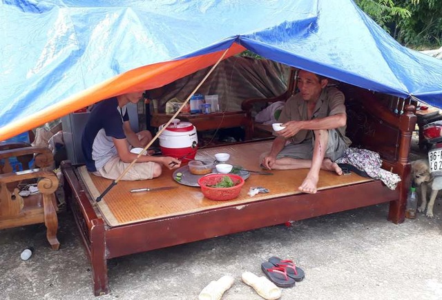 Dân "ôm" tài sản, lợn gà chạy lên đê tránh lũ - 11 Bữa cơm chạy lũ ngay trên đê.