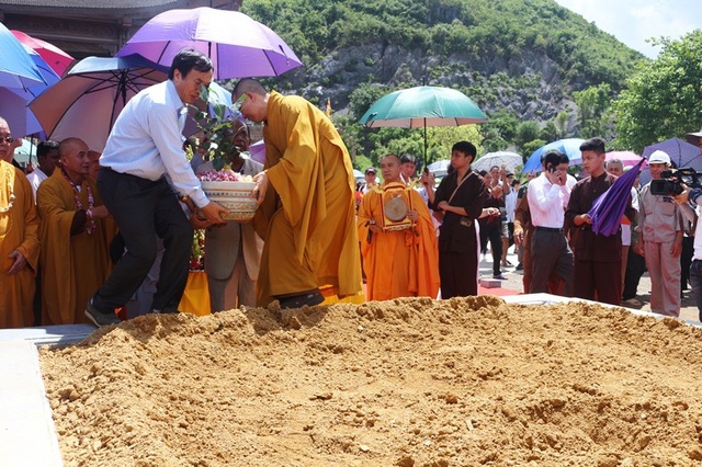 Rước cây bồ đề do Chủ tịch Quốc hội Sri Lanka tặng - 2 Cây bồ đề được Chủ tịch Quốc hội Sri Lanka tặng cho chùa Tam Chúc