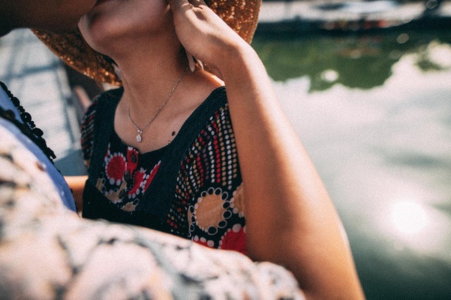 Chuyện tình nàng thách thức chàng “yêu là cưới” và cái kết bất ngờ - 10 “Mình là một người bị dị ứng với câu từ. Khi nói chuyện cho dù cãi nhau to tiếng cũng phải có chủ vị đàng hoàng. Ví dụ là “không biết” thì phải nói đầy đủ “anh không biết”, “Sao lại làm chuyện đó?” thì phải là “Em sai rồi, em không nên làm như thế!”, Nhi nói.