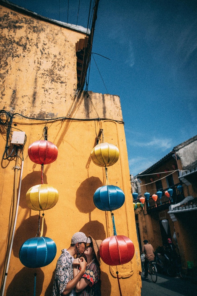 Chuyện tình nàng thách thức chàng “yêu là cưới” và cái kết bất ngờ - 2 Yến Nhi và Lê Trân quen nhau hơn 1 năm. Cặp đôi lấy ngày 6/5/2017 là ngày kỉ niệm bắt đầu tình yêu.