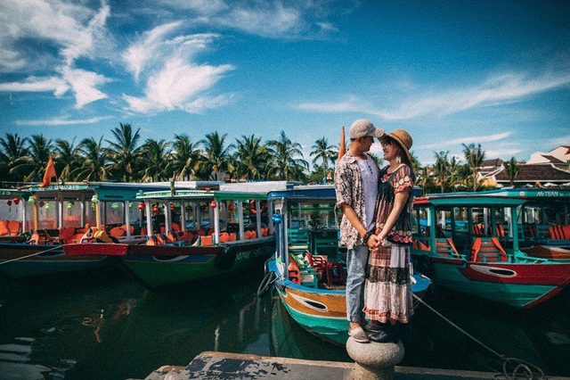 Chuyện tình nàng thách thức chàng “yêu là cưới” và cái kết bất ngờ - 1 Lê Văn Trân (sinh năm 1990) hiện đang làm thiết kế mô hình cho công ty bất động sản và Nguyễn Ngọc Yến Nhi (sinh năm 1992) là nhân viên văn phòng. Cả hai đều đang sinh sống và làm việc tại TP. HCM.