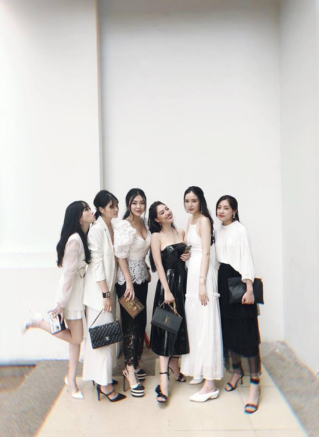 Nhan sắc nóng bỏng, cuộc sống “vạn người mơ” của em gái Mai Phương Thuý - 4
Cô sở hữu chiều cao vượt trội 1m78 (Ngọc Phượng đứng thứ 2 từ phải sang).