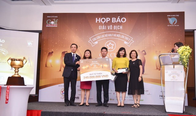 Sôi động giải golf với 408 golf thủ từ 34 CLB Hà Nội - 3 Đại diện Ban tổ chức, đại diện Nhà tài trợ Xứng danh trao phần quà trị giá 240 triệu đồng tới đại diện các gia đình chính sách nhân dịp 27 07