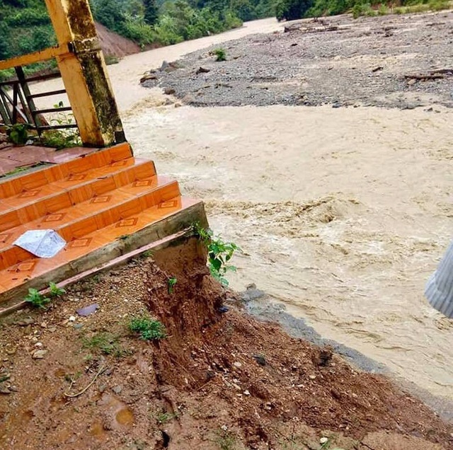 Lũ “chặt đứt” đường, nhiều bản làng bị cô lập - 8 Lũ “chặt đứt” đường, nhiều bản làng bị cô lập - 8
