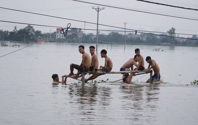Hà Nội: Xã ngoại thành hễ mưa là ngập, dân chèo thuyền trên đường làng - 11
Người dân nơi đây mong chờ nước rút thật nhanh để dọn dẹp nhà cửa, quay lại cuộc sống ngày thường.