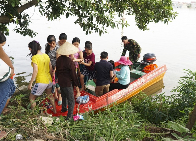 Hà Nội: Xã ngoại thành hễ mưa là ngập, dân chèo thuyền trên đường làng - 3
Chia sẻ với PV, bà Lê Thị Oanh ở tại xóm Bến Vôi cho biết: “Hiện tại, người dân trong thôn muốn ra ngoài phải di chuyển bằng cano của Ban chỉ huy Quân sự huyện Quốc Oai và thuyền của hàng xóm.