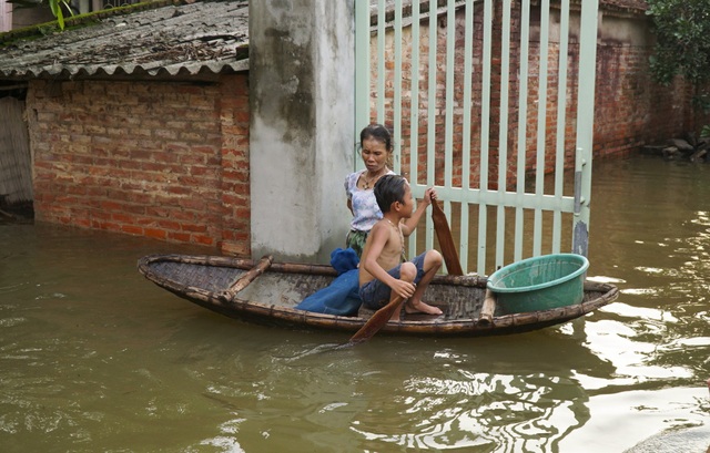 Hà Nội: Xã ngoại thành hễ mưa là ngập, dân chèo thuyền trên đường làng - 4
Nhiều em nhỏ trong vùng tất bật với việc chèo thuyền, chuyên chở đồ ăn về cho gia đình.
