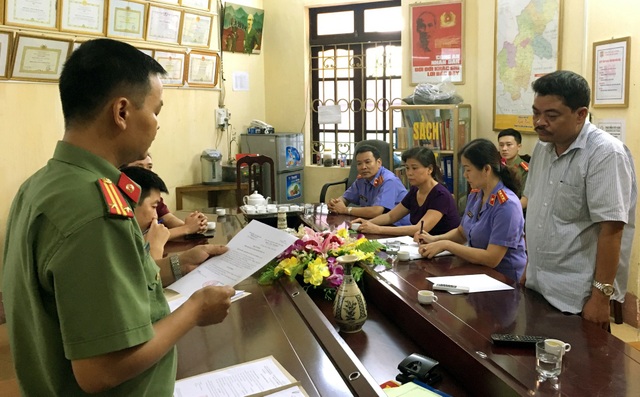 Khởi tố, bắt tạm giam người “tiếp tay” nâng điểm thi ở Hà Giang - 1 CQĐT đọc lệnh bắt đối với ông Nguyễn Thanh Hoài, Trưởng phòng Khảo thí và Kiểm định chất lượng (Sở GD&ĐT Hà Giang), về tội Lợi dụng chức vụ, quyền hạn trong khi thi hành công vụ. (Ảnh: Diệu Loan)