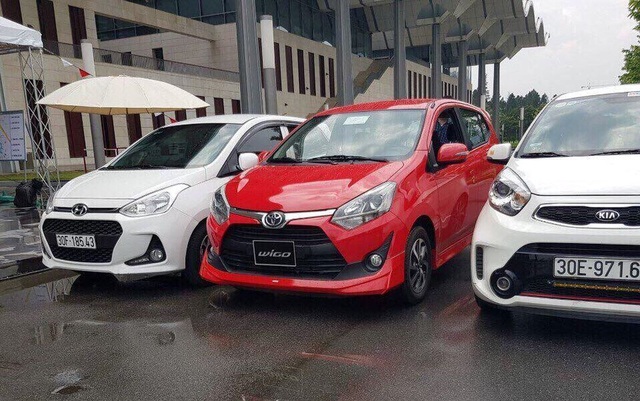 Ô tô nhỏ 300 triệu đồng: Đổ bộ cả loạt, giải cơn khát xế hộp dân Việt - 1
Xe Toyota Wigo sắp về Việt Nam (xe đỏ, ở giữa)