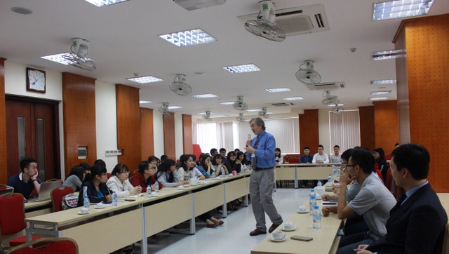 Học viện Chính sách và Phát triển công bố điểm chuẩn dự kiến năm 2018 - 1
Sinh viên chương trình chất lượng cao trao đổi với chuyên gia nước ngoài