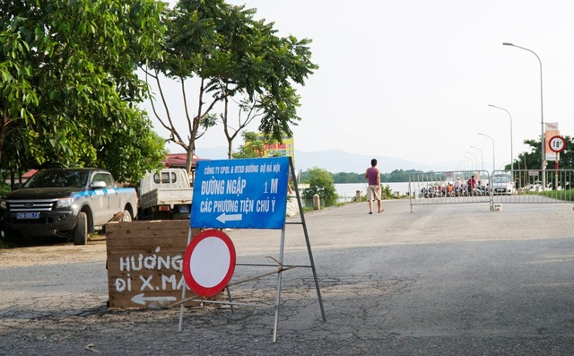 Hà Nội: Trẻ em thỏa thích bơi lội trên... tỉnh lộ - 5
Lực lượng chức năng đã cắm biển cấm các phương tiện và người qua khu vực ngập sâu, thế nhưng hàng trăm người dân quanh vùng vẫn ra bơi lội.
