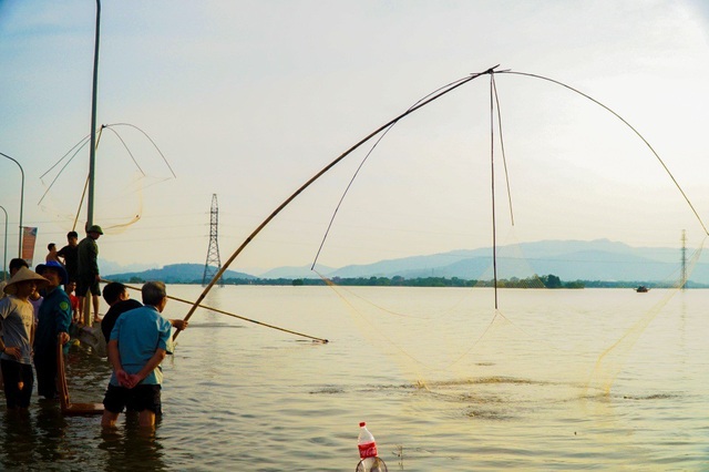 Hà Nội: Trẻ em thỏa thích bơi lội trên... tỉnh lộ - 7
Người dân trong xã Cấn Hữu tranh thủ thả lưới, cất vó.
