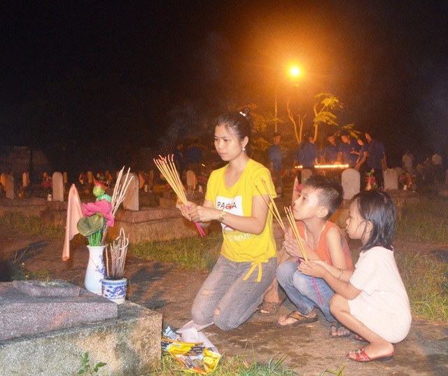 “Hành trình theo bước chân những người anh hùng” - 8 Người thân dâng hương tưởng nhớ những người đã khuất.