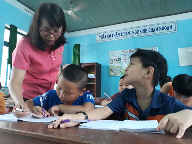 Cô giáo 15 năm dạy thêm miễn phí cho học sinh nghèo - 3
Nhận thấy việc làm ý nghĩa của cô Võ Thị Xuân, nhiều giáo viên trẻ của phường Trần Phú đã tham gia dạy hè miễn phí cho học sinh khó khăn
