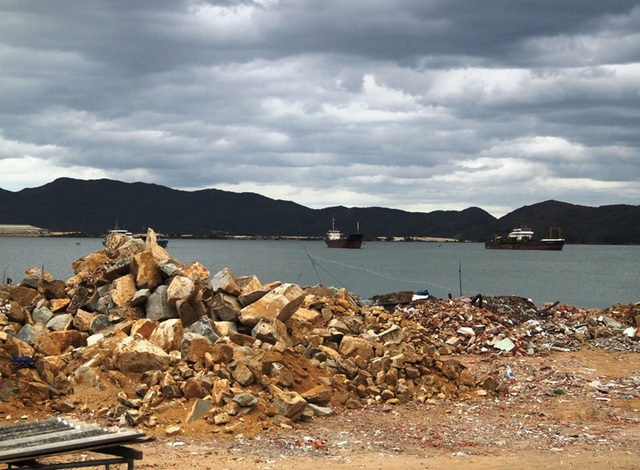 Vụ “ai cấp phép cho doanh nghiệp làm càn”: Doanh nghiệp quá nôn nóng? - 2 Doanh nghiệp đổ đất, đá khi chưa được cấp phép, lãnh đạo tỉnh yêu cầu làm rõ.