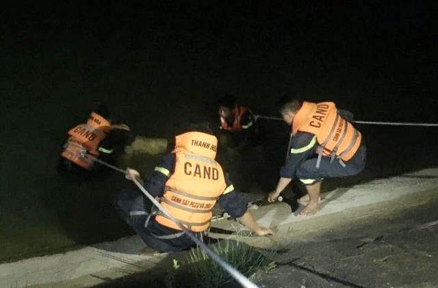 Nam thanh niên để lại thư tuyệt mệnh, nghi nhảy hồ tự tử - 2 Lực lượng Cảnh sát PCCC Thanh Hóa đã tìm thấy thi thể nạn nhân