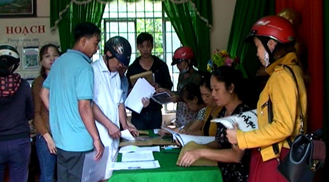 Tuyển sinh đầu năm học mới: Nơi thừa, chỗ thiếu - 1
Phụ huynh đến nộp hồ sơ tại trường Tiểu học Nguyễn Thị Minh Khai (phường Nghĩa Đức, TX. Gia Nghĩa, tỉnh Đắk Nông).