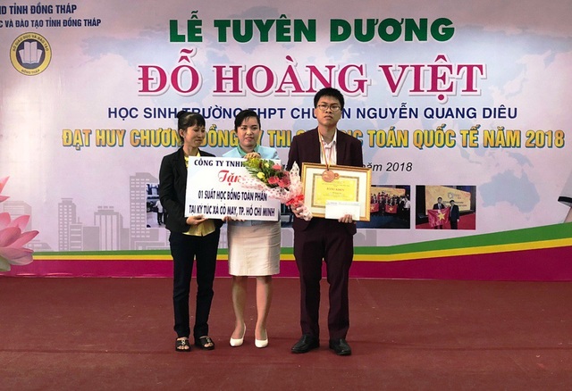 Đồng Tháp: Thưởng gần 200 triệu đồng đến nam sinh giành huy chương Đồng Olympic Toán Quốc tế - 1 Tại buổi lễ tuyên dương, em Đỗ Hoàng Việt ngoài nhận được bằng khen của UBND tỉnh, em còn nhận được nhiều phần thưởng trị giá gần 200 triệu đồng