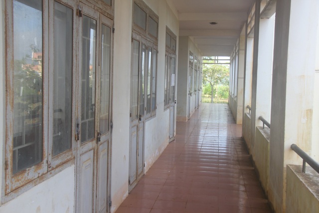 Tuyển sinh đầu năm học mới: Nơi thừa, chỗ thiếu - 3 Khung cảnh vắng vẻ dù trong thời gian nhận hồ sơ tại một trường tiểu học