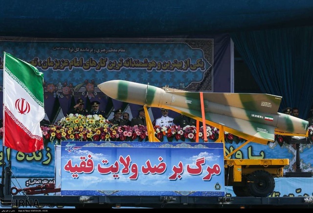 Nguy cơ bùng nổ “mẹ của các loại chiến tranh” từ khẩu chiến Mỹ - Iran - 3 Một tên lửa trong lễ duyệt binh tại Iran (Ảnh: Tehran Times)