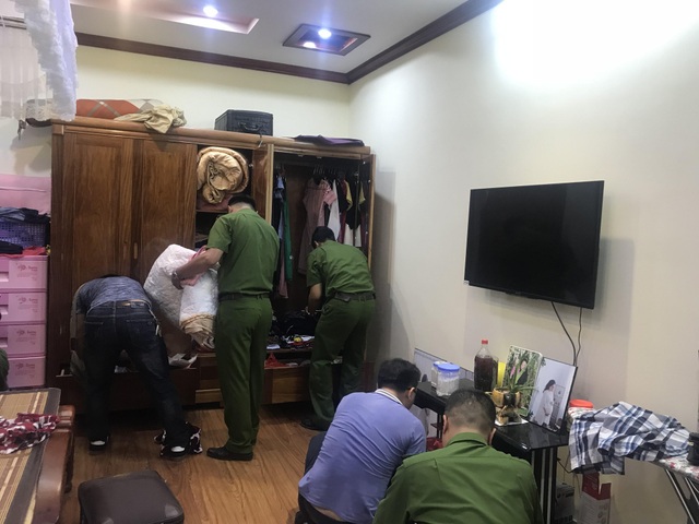 Lực lương chức năng khám xét nhà trùm ma túy Vi Văn Thế