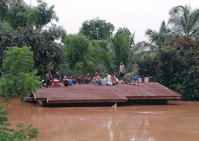Đại sứ Lào: Đập vỡ không phải do lỗi con người - 1 Người dân đứng trên mái nhà sau khi nước nhấn chìm nhiều làng mạc sau sự cố vỡ đập (Ảnh: ABC Laos)