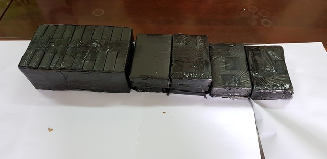 Khám xét nhà đối tượng Dựng, lực lượng chức năng phát hiện, thu giữ 20 bánh heroin cất giấu tại chuồng gia súc